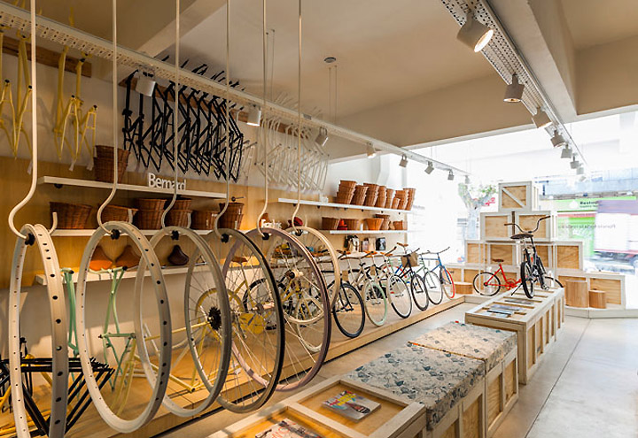 Monochrome Bikes - интерьер магазина велосипедов в Буэнос-Айресе