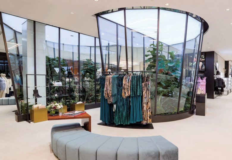 мягкие диванчики в зоне ожидания Guess Flagship Store