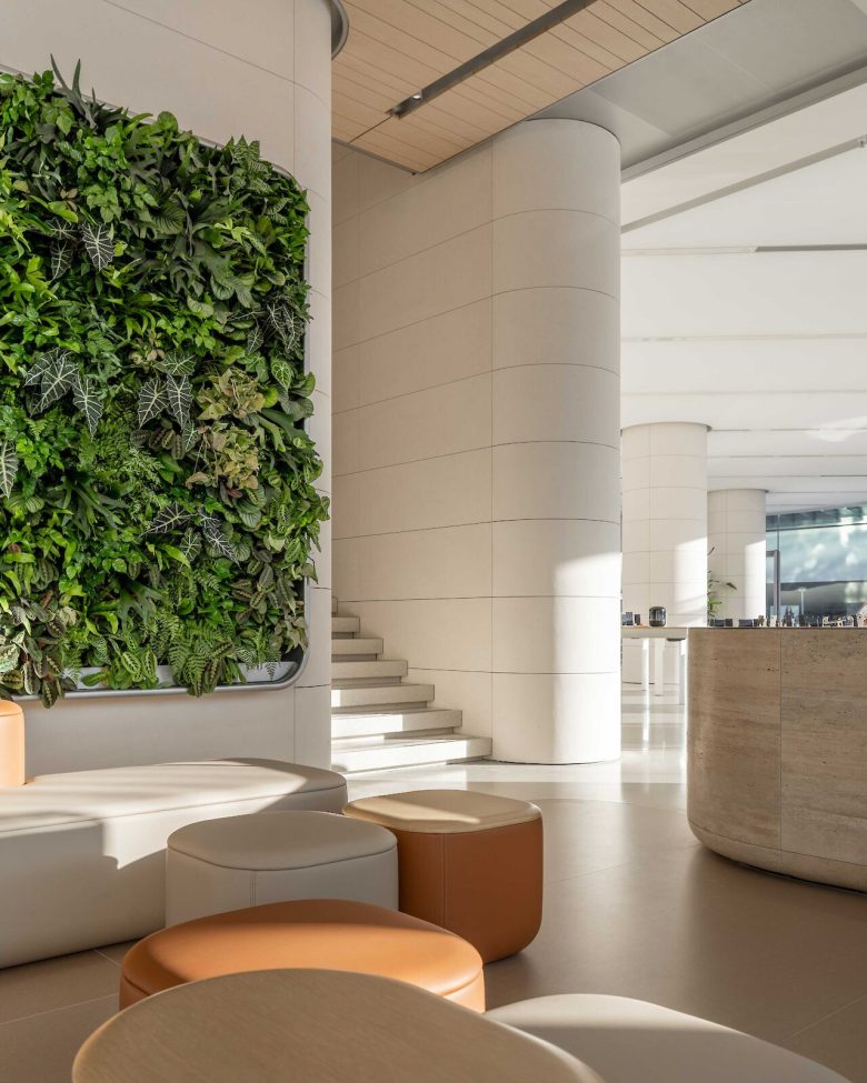 мягкие пуфы и диваны в зоне кафе Huawei Flagship Store