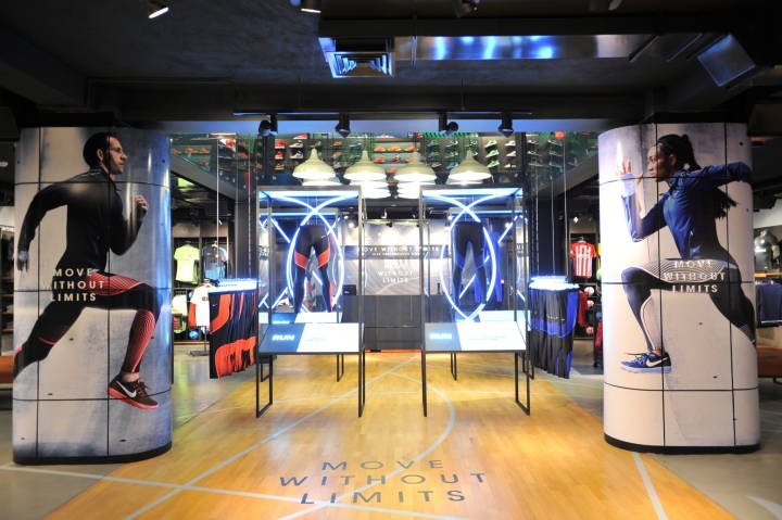 Спортивный магазин Найк - колонны с изображением спортсменов