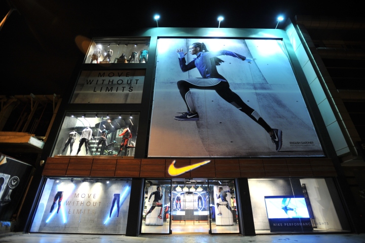 Спортивный магазин Найк - огромный постер над входом