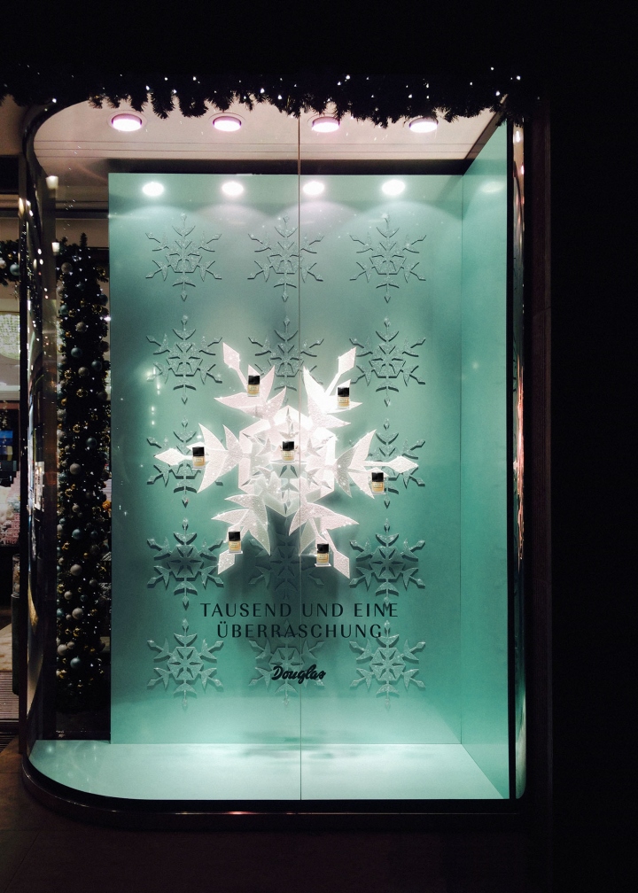 Дизайн витрины в бледно-бирюзовом цвете