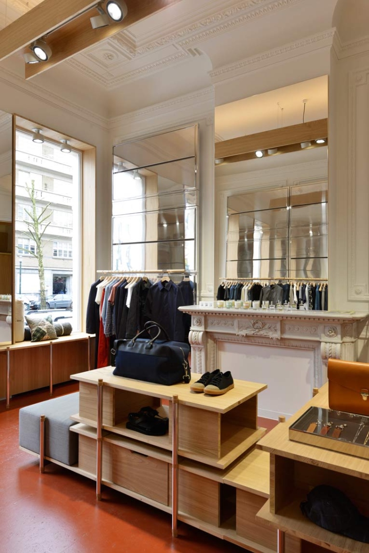 Необычный дизайн магазина одежды A.P.C. - деревянные полки для обуви