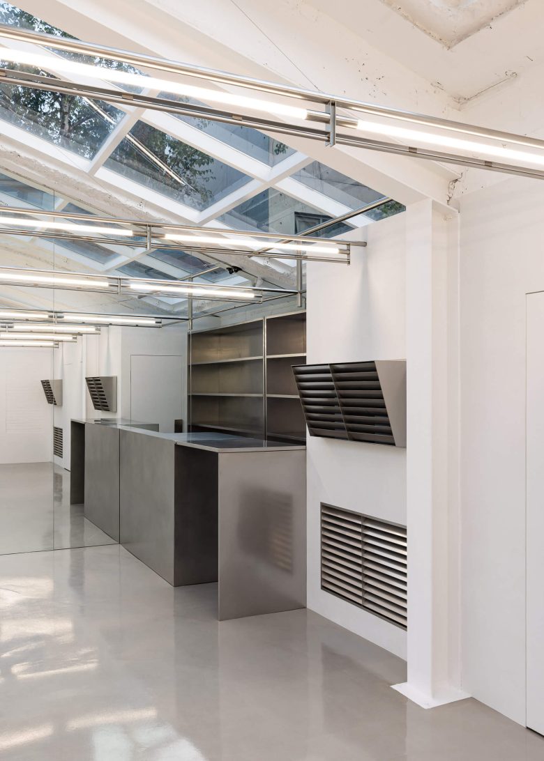 оформление стен Cost per Kilo flagship store