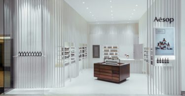 Вертикальная ориентация и белый цвет — оформление магазина косметики и парфюмерии Aesop в Куала-Лумпур