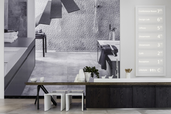 Оформление магазина мебели Porcelanosa в Нью-Йорке: чёрно-белое изображение на стене