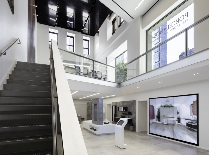 Оформление магазина мебели Porcelanosa в Нью-Йорке: дизайн лестницы