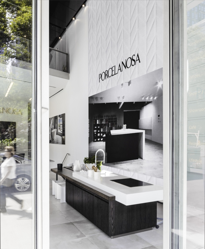 Оформление магазина мебели Porcelanosa в Нью-Йорке: вход в магазин