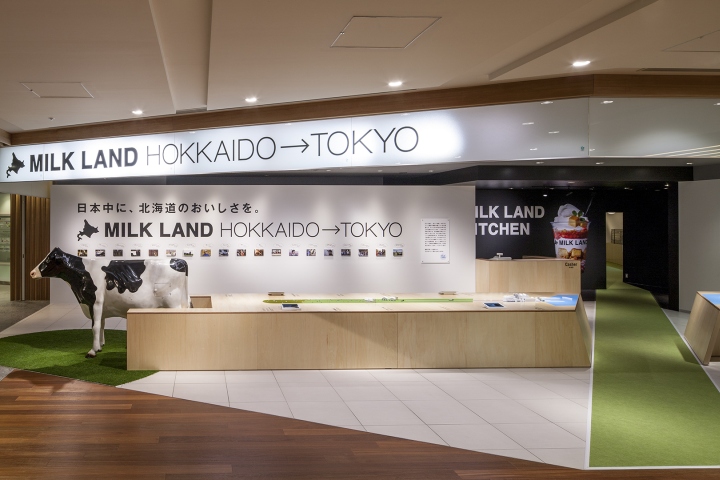 Оформление магазина молочных продуктов в Токио, Япония: большой стол