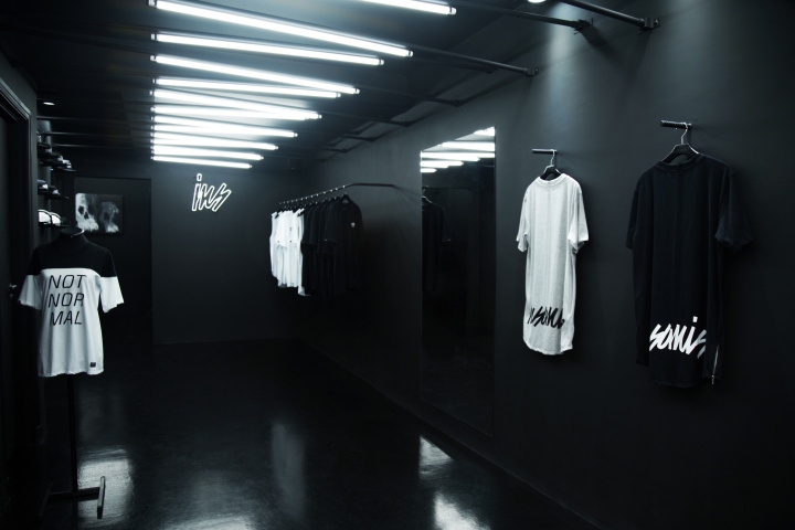 Оформление магазина мужской одежды Insanis в Сан Паоло, Бразилия: чёрный цвет везде