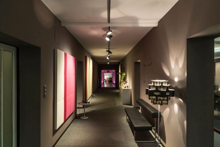 Оформление магазина офисной мебели в Австрии - дизайн коридора
