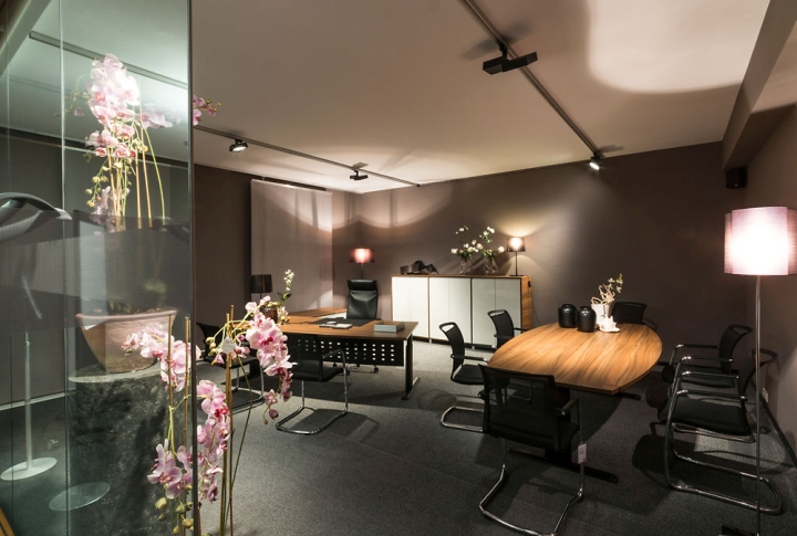 Оформление магазина офисной мебели в Австрии - дизайн деревянных столов