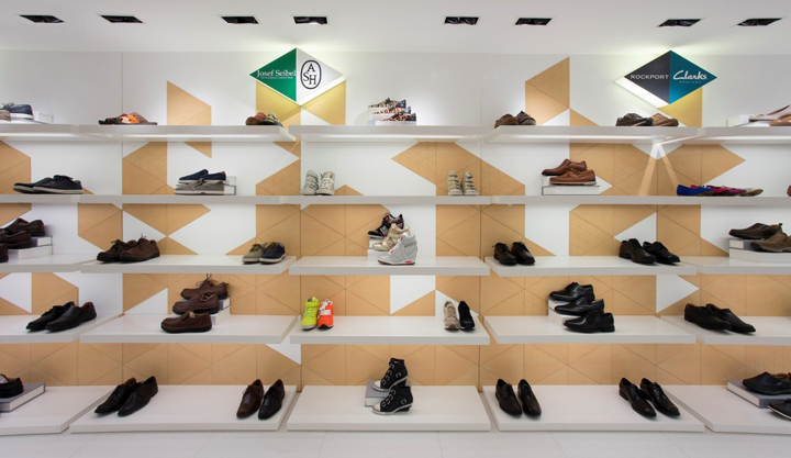 Полки магазина обуви Osaka в Китае