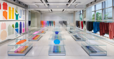 основной вид магазина внутри Pleats Please Issey Miyake в Токио