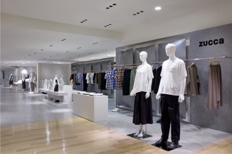 основной вид с одеждой и манекенами Zucca