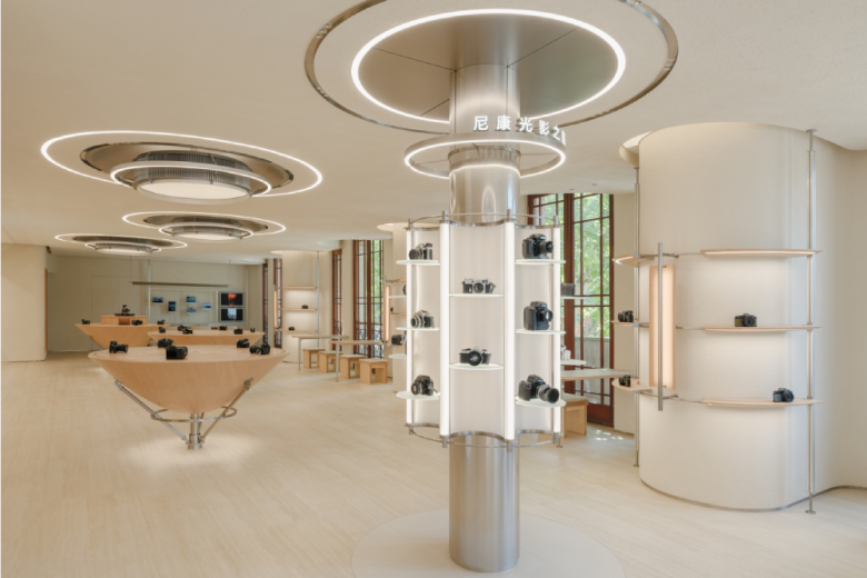 основной вид торгового зала Nikon Shanghai Flagship Store 2.0