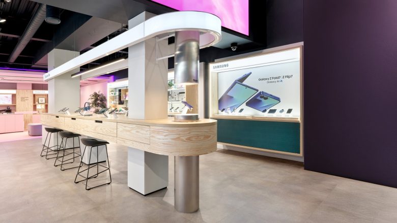 основной вид торговый зал THREE Ireland