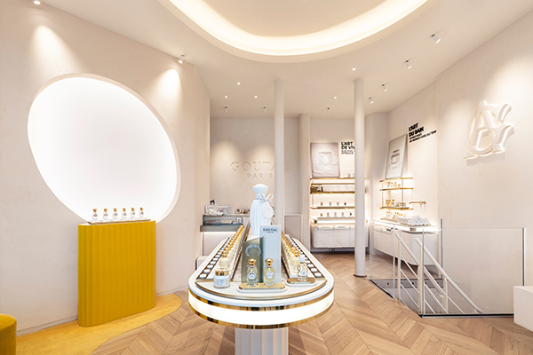 овальная витрина с парфюмом A showcase with HIMACS