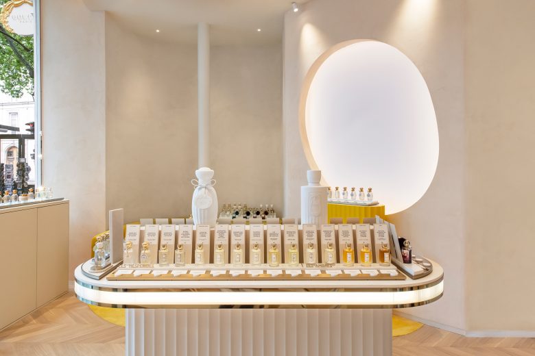 овальная витрины с продукцией A showcase with HIMACS