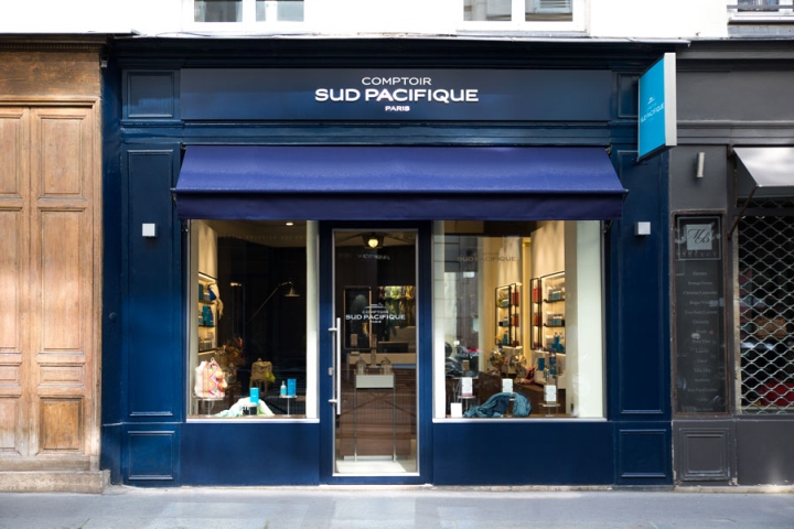Синий фасад парижского парфюмерного бутика