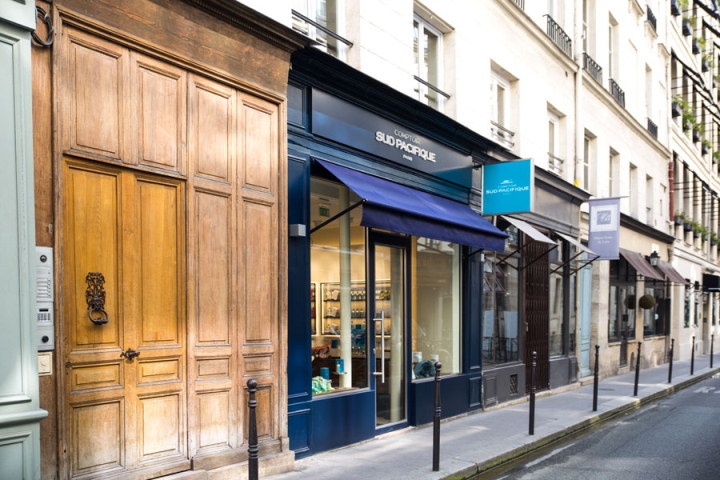 Большие окна в парижском парфюмерном бутике