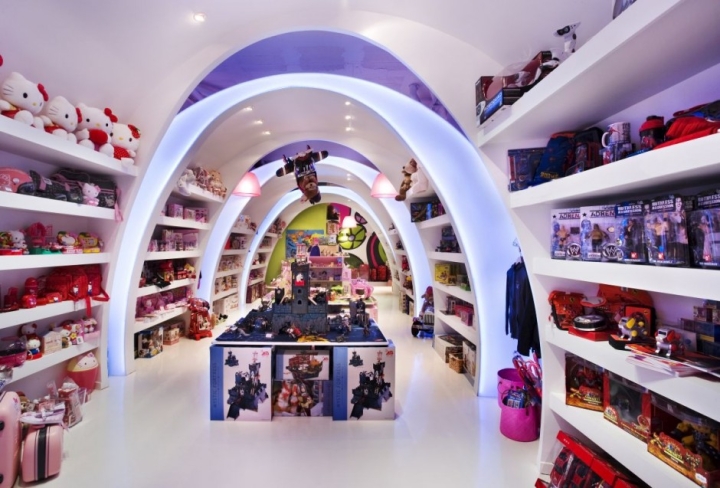 Красивый магазин детских игрушек PILAR в Барселоне