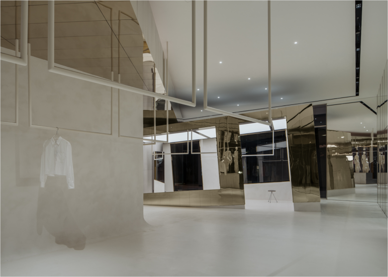 подвесные вешала Club 21 store и зеркала