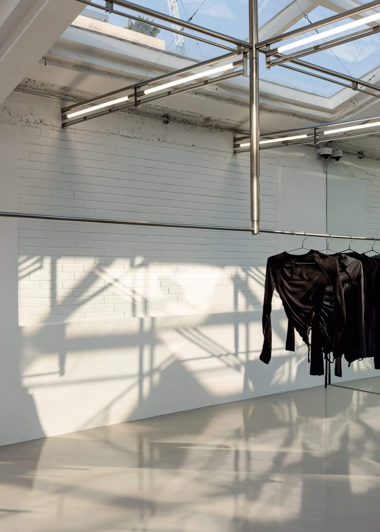 подвесные вешала Cost per Kilo flagship store