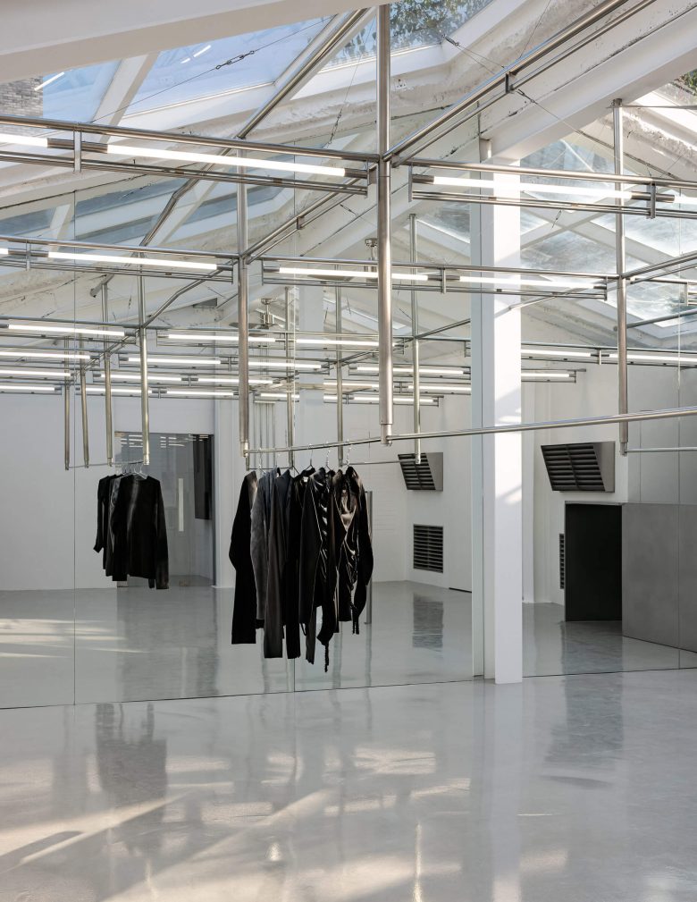 подвесные вешала с одеждой Cost per Kilo flagship store