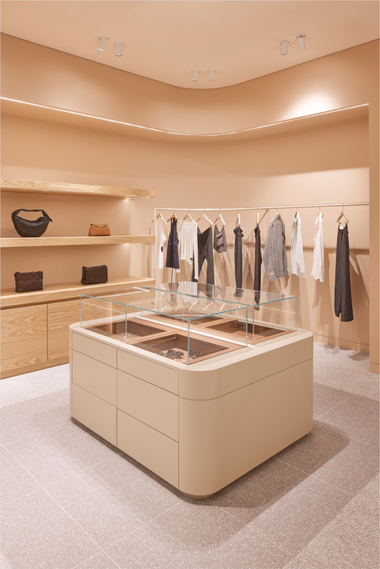 полка с с умками_вешалка с одеждой_витрина Incu Store