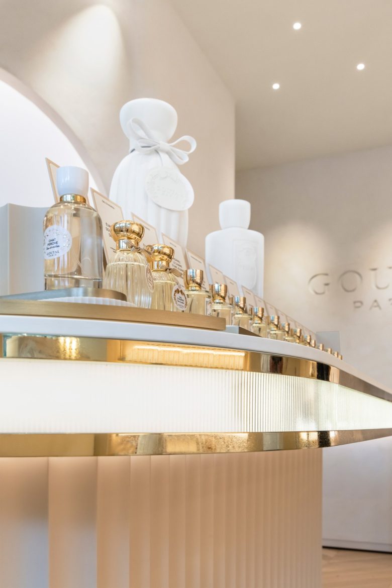 полки с парфюмом A showcase with HIMACS