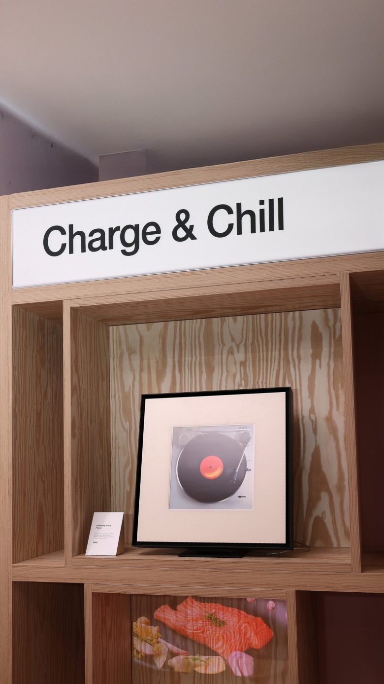 полки с пластинками THREE Ireland