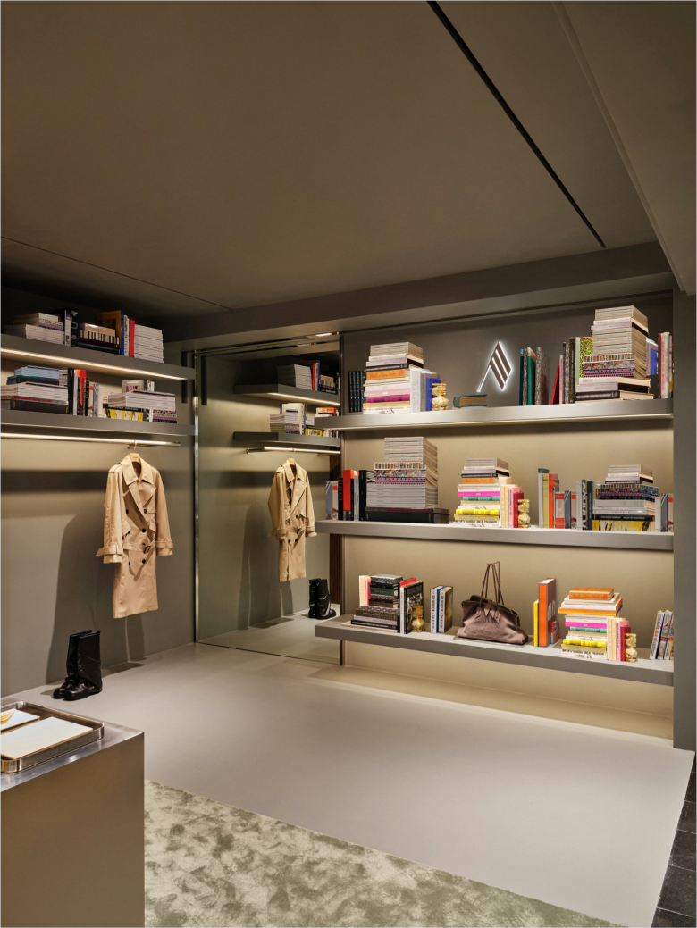 полки с продукцией THE ATTICO