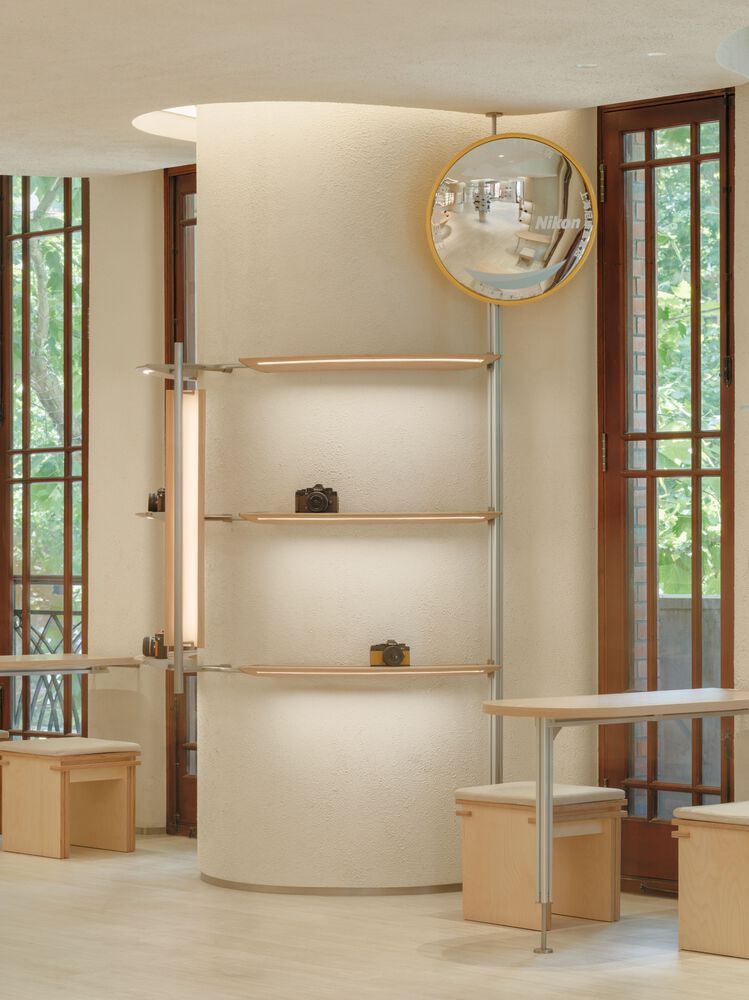 полки витрины у круглого столба Nikon Shanghai Flagship Store 2.0