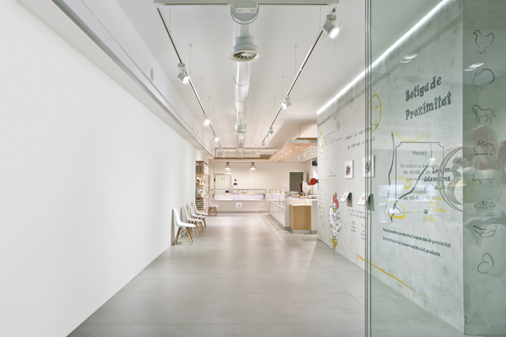 Увлекательный дизайн интерьера продуктового магазина Pollos Planes в Испании