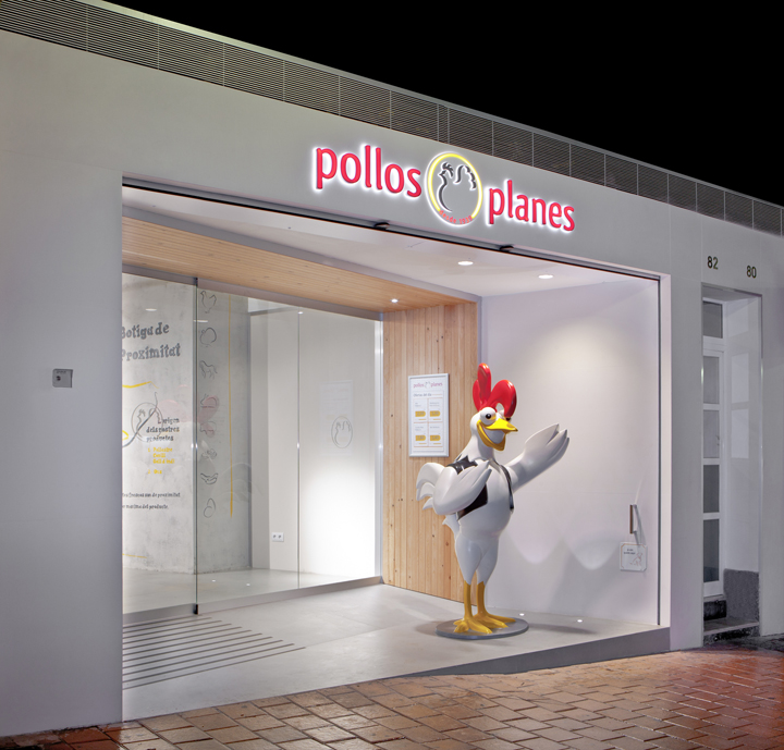 Яркий дизайн продуктового магазина Pollos Planes в Испании