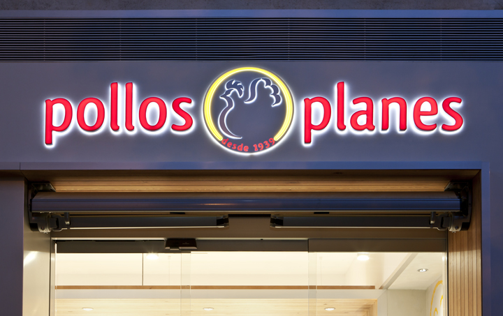 Стильный продуктовый магазин Pollos Planes в Испании: вывеска