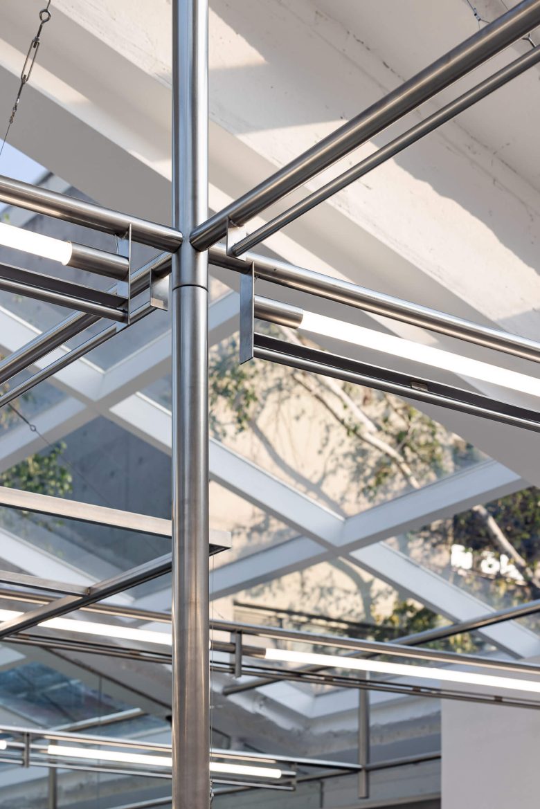 потолок Cost per Kilo flagship store