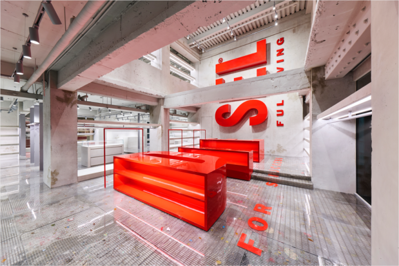 прилавки и вывеска Diesel в Сеуле