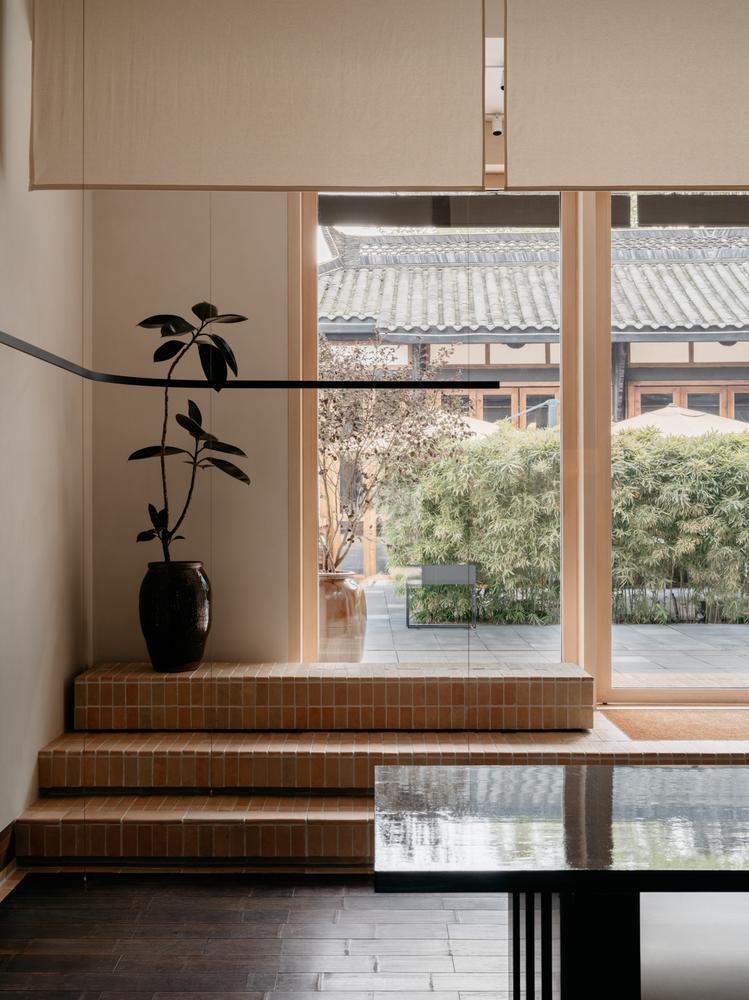 прилавок лестница Lemaire boutique у окна