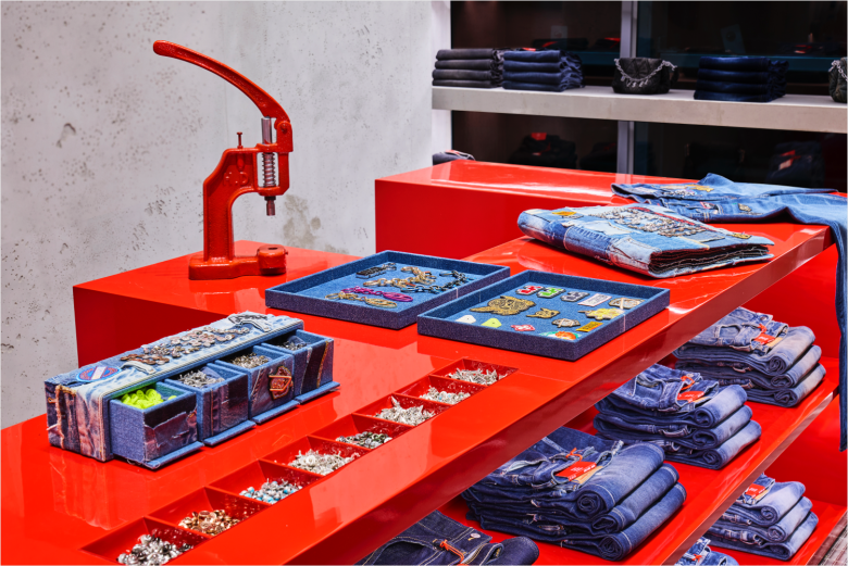 прилавок с одеждой и фурнитурой Diesel в Сеуле