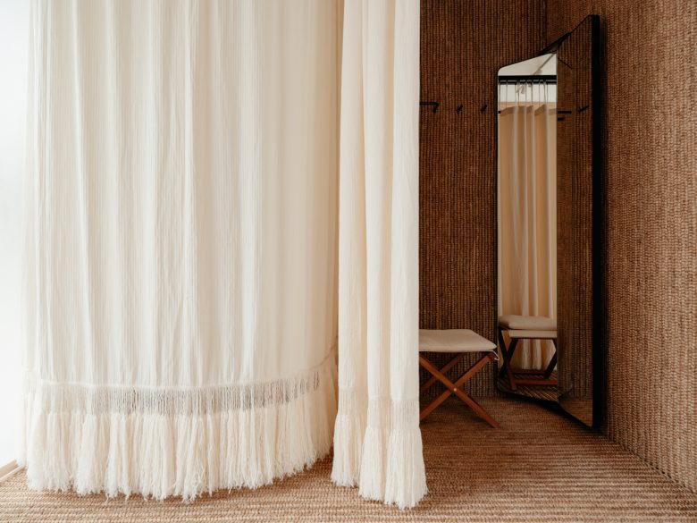 примерочная Lemaire boutique белая штора