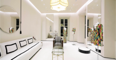 примерочная с большим белым диваном Valentino‘s