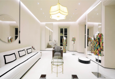 примерочная с большим белым диваном Valentino‘s