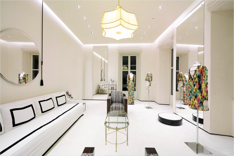 примерочная с большим белым диваном Valentino‘s