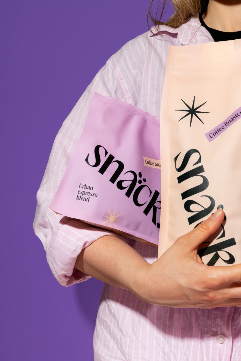 продукция snack в руках