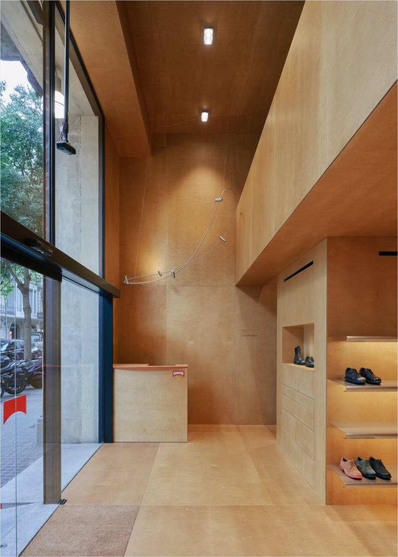 проход вдоль полок у окна Camper Store