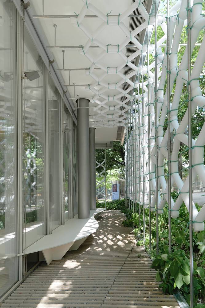 проход вдоль витрин STARAY с улицы