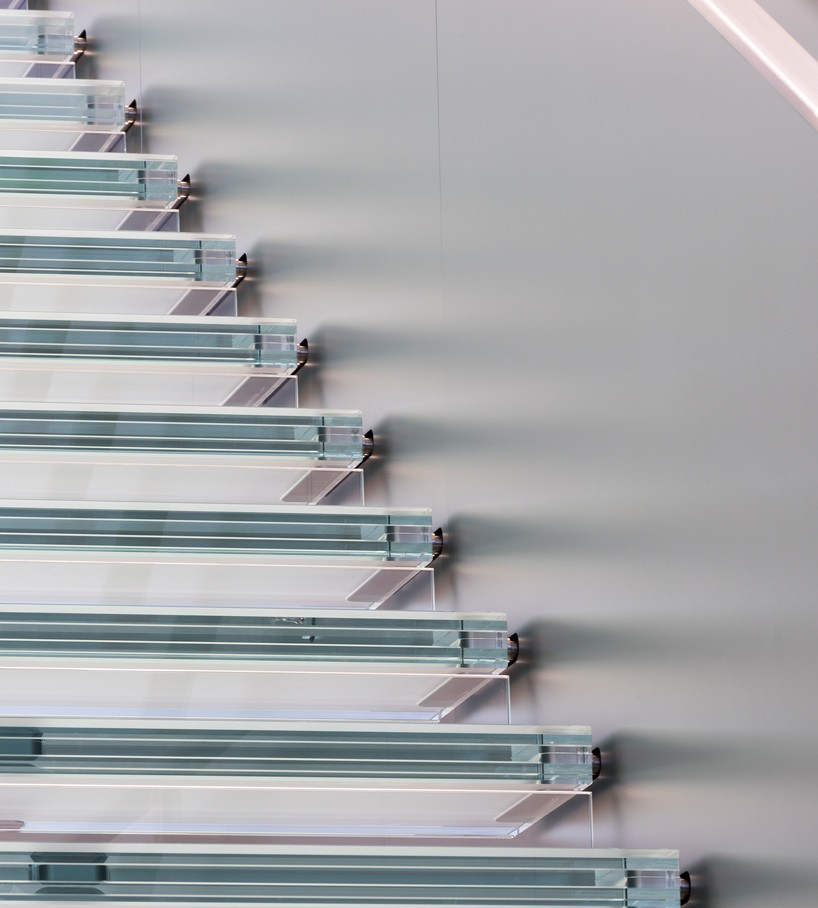 Проект интерьера магазина apple - стеклянная лестница