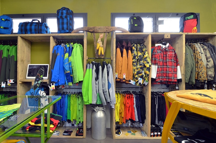 Деревянные полки в интерьере небольшого магазина спортивной одежды